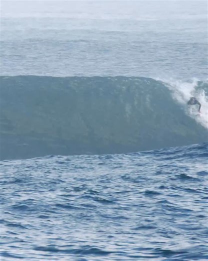 It’s been 302 since Pipe shattered @__skywalka__’s spine. But the lizard’s still clocking OT in the trenches. Watch the @blakbearsurfclub surf film for an absurd amount of tube time. Video: @fox_in_soks | Stab Magazine