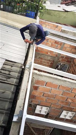 L bracket installation strengthens the roof frame #construction #builder #tools #diy #roof