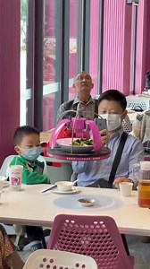 This is not a science fiction movie, but a real and wonderful experience. The robot restaurant in Foshan, Guangdong, transports you to the future where technology and food are in perfect fusion. #Robotrestaurant#Specialrestaurant#ChinaTech#Guangdong | Real Time China