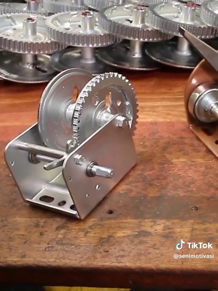 Hand Winch Manual: Efficient Wood Lifting Solutions