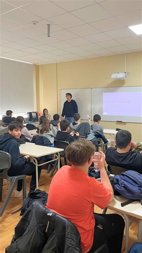 Agrupamento de Escolas do Fundão on Instagram: "🌐🔒 𝙊 𝘿𝙞𝙖 𝙙𝙖 𝙄𝙣𝙩𝙚𝙧𝙣𝙚𝙩 𝙈𝙖𝙞𝙨 𝙎𝙚𝙜𝙪𝙧𝙖 𝙛𝙤𝙞 𝙘𝙤𝙢𝙚𝙢𝙤𝙧𝙖𝙙𝙤 𝙣𝙤 𝘼𝙜𝙧𝙪𝙥𝙖𝙢𝙚𝙣𝙩𝙤 𝙙𝙚 𝙀𝙨𝙘𝙤𝙡𝙖𝙨 𝙙𝙤 𝙁𝙪𝙣𝙙𝙖̃𝙤 Os alunos do 12.º Ano, na disciplina de API B (Aplicações de Informática B), realizaram várias atividades de sensibilização junto dos alunos do 2.º e 3.º ciclo, para lhes mostrarem os perigos da Internet e como podem fazer para se proteger. 💻📱 #DiaInternetSegura #SegurançaDigital #InternetSegura