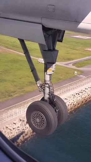 4.3K views · 529 reactions | Touchdown con la pista de este Q400 de ANA  ✈️ De Havilland Canada Dash 8-400  Chubu Centrair International Airport (NGO) in Japan   Oct 13 2025 | Manuel Rivas | Facebook