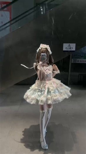 这个小短裙怎么这么显身材不说了我要去接单了我以后要赚萝莉的银子了然后拍很多很多的洛丽塔🙈