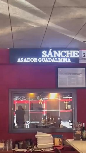 ASADOR GUADALMINA DE MARBELLA, RECIBE A SUS CLIENTES CON ESE CARTEL. | Antonio Soler