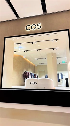 Exploring Royalmount in Montréal 🇨🇦 — honestly one of the most stunning indoor malls I’ve ever been to ✨ it’s a shopping spot made into an experience. The architecture is modern and open, filled with real live trees 🌳, glass ceilings bringing in natural light, and luxurious touches everywhere you look. From designer stores to cozy cafés and restaurants, every corner feels intentionally designed — like a mix of natural textures and elegance. You can shop, eat, and just wander around soaking in