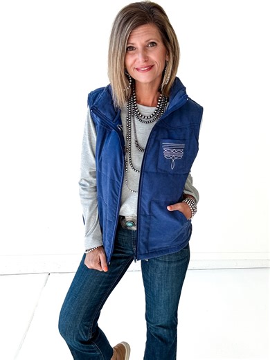 💙 Bootstitch Puffer Vests | Navy, Ivory, Olive | Small to 3X 💙 Y’all… these Bootstitch Puffer Vests are everything. They’re soft, have the cutest boot stitch embroidery on the front and back, and are roomy enough to layer over your favorite basics or sweatshirts. They’ve got pockets, a comfy fit, and that perfect in-between weight... not too bulky but just enough to keep you warm on cool fall days. Pair them with our curved hem basics for an easy outfit that looks pulled together but feels lik