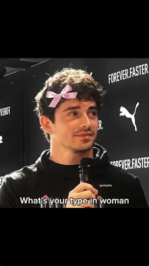 B A T M A N 〽️ on Instagram: "日本利用压电瓷砖将脚步转化为电能。这些瓷砖捕捉来自你脚步的动能。当你行走时，你的重量和动作会对瓷砖产生压力。瓷砖会轻微弯曲，从而产生机械应力。瓷砖内部的压电材料将这种应力转化为电能。每一步都会产生少量电荷，而数百万步结合在一起就能产生足够的电力来驱动 LED 灯、数字显示屏和传感器。在像涩谷车站这样繁忙的地方，每天大约有 240 万个脚步为这一系统作出贡献。这些电能可以被储存或立即使用，从而减少对传统电力来源的依赖，并支持可持续的城市基础设施。这种方法将日常运动转化为实用的可再生能源 #日本 #知识 #事实 #你知道吗 #推荐 #科技 #创新 #历史 #技术 #实验 #热门 日本利用压电瓷砖将脚步转化为电能。这些瓷砖捕捉来自你脚步的动能。当你行走时，你的重量和动作会对瓷砖产生压力。瓷砖会轻微弯曲，从而产生机械应力。瓷砖内部的压电材料将这种应力转化为电能。每一步都会产生少量电荷，而数百万步结合在一起就能产生足够的电力来驱动 LED 灯、数字显示屏和传感器。在像涩谷车站这样繁忙的地方，每天大约有 240 万个脚步为这一系统作出贡献