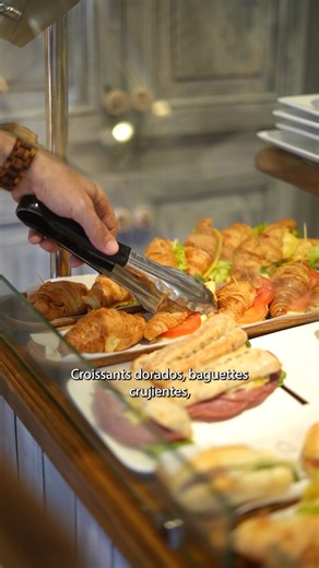 PANAVISA 🇫🇷☕️🥐🥖 on Instagram: "Inspired by France, designed for you 🥖✨ En Panavisa adoptamos el estilo de autoservice tal como se vive en Francia, para ofrecerte una experiencia más fluida y sin filas. Elige con calma nuestros panes frescos, descubre postres irresistibles y disfruta cada detalle a tu propio ritmo. Ven y vive la experiencia Panavisa hoy. #PanavisaRd #Panadería #BocadillosGourmet"