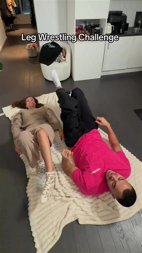 Leg Wrestling Challenge mit Emi und Marvin