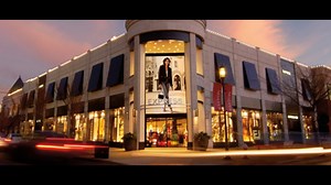 Express, seeking revival, to close 100 stores