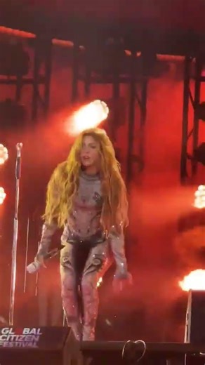 shakira arrasando con sus caderas en vivo 😱😱😱😱😱😱😱😱😱🔥🔥🔥🔥🔥🔥🔥#shakira #shorts