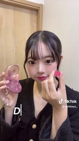 \\ これはバズる予感…❣️/ １１/２２（土）に今話題沸騰中のfweeからアジト限定で発売される新商品、 フィーDIYポケットマルチパレット(アジト限定) 【値段】 ・DIYパレットケース(6色) 定価660円(税込)*1個あたり ・ミニ (38色) 定価385円(税込) を今回は紹介していきます🎶 38色のカラーとテクスチャー、そして6つパレットから自分の好みで作れちゃうDIYパレット🎀 【発売場所】 ✨️フィーアジト限定✨(全国フィーアジトで体験可能)*詳細は下に記載してます → 日本国内(東京・大阪・タカシマヤ ゲートタワーモール・福岡・神戸) 【発売記念でフィーアジト限定20％オフ！？】 フィーアジトで実際にカラーとテクスチャーが確認できて、体験可能だから楽しいし最高！ そして、11/22(土) ~1/31(土)の期間は発売記念でDIYパレットがなんと20％オフになるよ❣️ さらに！DIYケースを購入すると、シャドウキーリング1個がもらえる！ *ケース1個当たりキーリング1個贈呈 *カラー選択可 なくなり次第終了なのでみんなこれは今すぐ行くしかない…！✩ みんなで