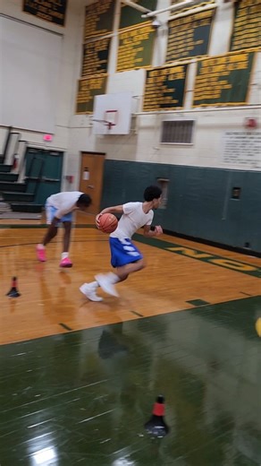 High Level on Instagram: "Contested Shooting Live - Part 2 ▪️Same rules as part 1 (see previous reel) ▪️Shooters can now score anywhere within the parameters (for this one we did limited space baseline drives) 🔑 You can still shoot the 3 if youre open, but now you are focused on making the right decision. Should I take the 3 or do I have a driving angle to beat my defender. (Wait until the end of the lookbacks 👀) #training #playerdevelopment #highlevel #highlevelculture #basketball"