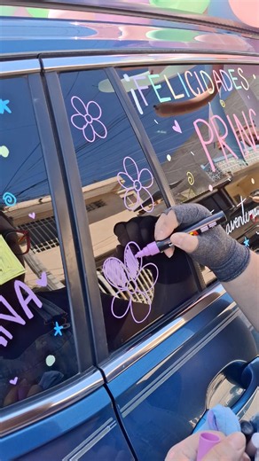 Esta vez tocó pintar ventanas para la caravana de una pequeñita 👧 ✨️💕 . . @lamorraquepinta @lamorraquepinta . . #lamorraquepinta #pintarventanas #murales #muralista #graduacion2026