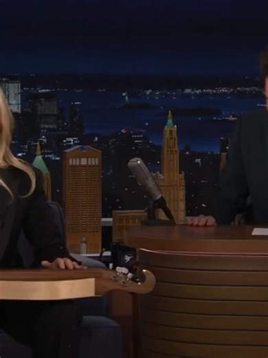 Amanda Seyfried Sings Joni Mitchell with Dulcimer