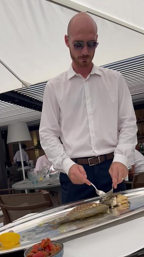 Service de la dorade royale, découpée au guéridon, au restaurant du Cap-BeachHotelCapdAntibes | Gilles Pudlowski