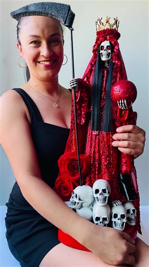 Parte 1 de como hicimos esta hermosa Santa Muerte roja La Santa Muerte rosada no es la más vendida por casualidad. Representa el amor sincero, la unión, la dulzura y el camino de regreso al corazón. Cada pieza es hecha a mano, con intención, brillo y respeto por su energía. Es una presencia que acompaña procesos reales. 💗💀 ✨ Disponible por encargo ✨ Pieza artesanal ✨ Hecha en nuestro taller HOPE