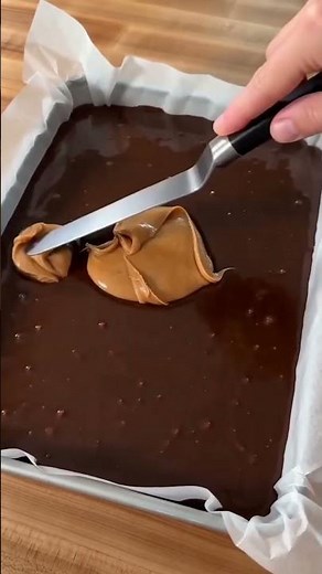 Marbled Chocolate Peanut Butter Fudge Squares #chocolate #peanutbutter #easyrecipe #nobakedessert