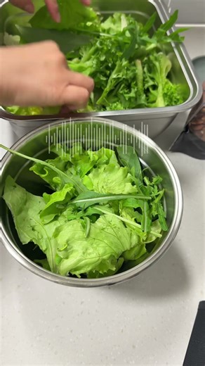 오늘의점심🍱 1분만에 담는 샐러드와 속편한 아줌마의 고민이랄까..? ㅎㅎㅎ#점심도시락#다이어트#다이어트도시락#드레싱없는샐러드#점심메뉴추천