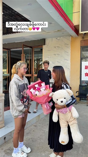 Tom and Jerry Gift Shop Experience in Laos