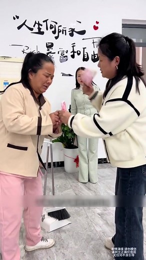 129K views · 6.5K reactions | Un gerente arrogante y abusivo  Golpeaba y gritaba a las señoras de limpieza al pagarles — ¡demasiado prepotente!  #EnergíaPositiva #HistoriasDelTrabajo | Bub Hub & Company, JHB | Facebook