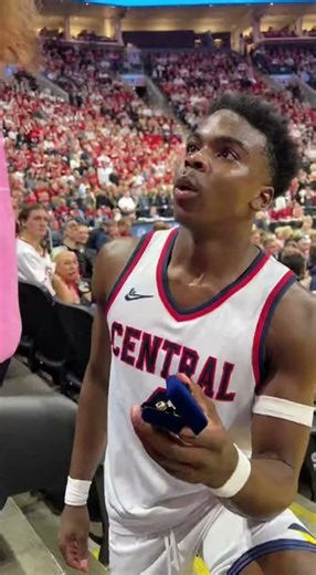 EMOTIONAL MARCH MADNESS PROPOSAL SHOCKS CROWD | Basketball Player’s Surprise Engagement #NBA #Shorts