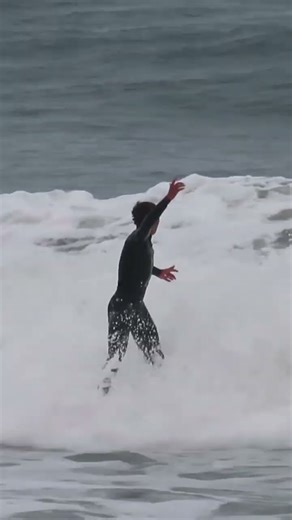 Big Backside Air 😁 #surfing