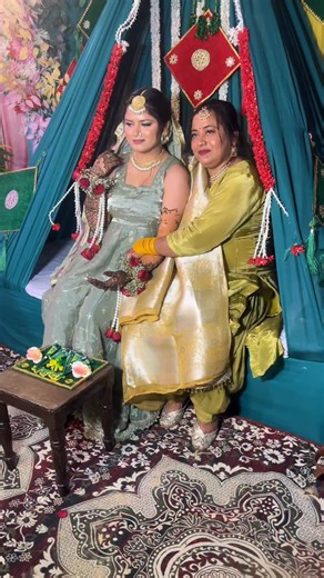 Vishali hans | Makeup artist | Akhnoor(j&k) on Instagram: "Maye ni maye ❤️❤️ . . . . . . . . #trendingsong❤️ #trendingreels #goviral #hdmakeup #mehndilook #motherdaughterlove"