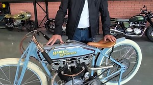 La moto que desafia al tiempo: H-D Board Track 1916 ¿Cómo se conserva después de 100 años? . ⌛🏍️ Las motocicletas Board Track fueron construidas con un enfoque en la velocidad y el rendimiento. La Harley-Davidson Board Track de 1916 no tenía frenos, y su diseño estaba simplificado para reducir el peso y aumentar la velocidad. Estas motos se utilizaban en carreras donde los pilotos competían a altas velocidades, lo que requería gran habilidad y valentía. #motos, #reparacióndemotos , #Mantenimien