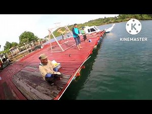 Fishing for coral fish in the sea kelong