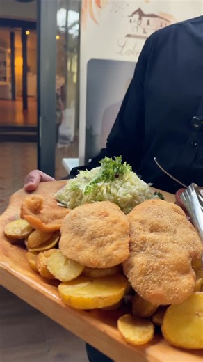 269 reactions · 3 comments | Platourile noastre vin fix cu vibe-ul de lac  Aromele, servirea și cadrul fac echipa perfectă ca să-ți facă poftă instant. Dacă n-ai fost încă, ia asta ca semn: te așteptăm la Lake House pentru o masă cu gust și priveliște. #lakehousechisoda #timisoara #timisoararestaurants #foodvibes #platouri #foodietm | Restaurant Lake House | Facebook