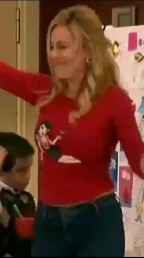 @nostalgiamilenial on Instagram: "¡Los momentos musicales de Ana y los 7! 🎶😂 La serie de la niñera-stripper nos dejó decenas de momentos que ya son historia de la TV española, como este temazo en pleno desayuno... 🤣🤣 ¿La veíais? ☺️ @ana_obregon_oficial @aarongue7 @claudiamolinaof @nerefilms #anaylos7 #anaobregon #españa #nostalgia #90s #losnoventa #los90 #recuerdos #memories #nostalgiamilenial #2000 #2000s #00s"