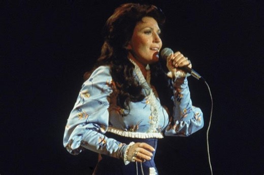 10 Best Loretta Lynn Songs of All Time - Singersroom.com