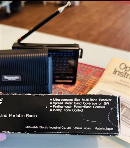 من أجهزة باناسونيك الكلاسيكية- صناعة اليابان 🇯🇵 Panasonic RF-B10 راديو محمول متعدد الموجات FM / MW / SW — 8 Band صدر في بداية الثمانينات (حوالي عام 1982) ويُعد من أجهزة السفر المميزة لعشاق الموجات القصيرة. الجهاز مخزن مع الكرتون والكتالوج الأصلي ✨ قطعة جميلة لهواة الـVintage Audio والكولكترز #panasonic #radio #vintage #nostalgic #اكسبلور