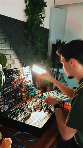 Mixing live Hypnotic and Detroit Techno with the Modular Synth 🤛 #synthesizer #techno #eurorack