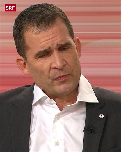 «Bei einer Geisel- & Inhaftiertenübergabe kann viel schiefgehen», sagt Nils Melzer, Völkerrechtsdirektor des Internationalen Komitees vom Roten Kreuz. Als Hüterin des Humanitären Völkerrechts, muss das IKRK im Krieg die Neutralität wahren. Nur so könne das IKRK erfolgreich als Vermittlerin zwischen den Konfliktparteien agieren. Im SRF-Club erzählt Melzer, wie eine Übergabe abläuft. | SRF News