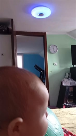 Am mai luat un bec cu boxă… păi da, să fie atmosferă de dans în fiecare cameră! 💡🕺💃 La noi acasă nu se sting luminile, se dă party! #BecCuBoxă #PartyAcasă #DansÎnFiecareCameră #ReelRomânia #HomeVibes #GadgetFun | Daniela Anca