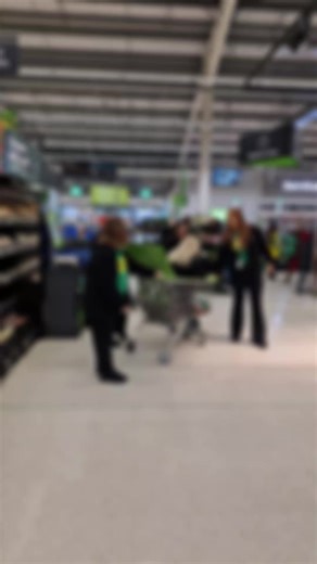 how we film.....we tend to do snippets as well as full videos. Love the girls for always joining in. Even if we do have bad backs afterwards @Jo_scott@asda @Ffion Medi Roberts @Asda #asdallandudno #rollback #fyp#trolley