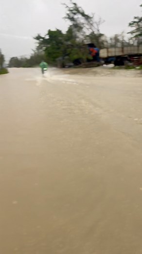 Lũ 2025 . Bão đi qua người dân , nhà máy chưa kịp phục hồi có những mái nhà chưa kịp lợp lại,có những nơi đến nay chưa có điện lại đã phải chịu cảnh mưa lũ tràn về. Đau lòng quá Bình Định ơi | Buda Thiên Phú