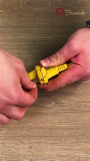 Clever trick to lock a plug 🔌 #easy #plug #locking #trick