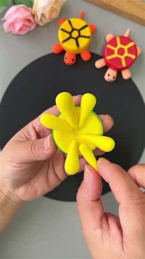 Don't throw away bottle caps, combine with clay to make cute turtles. Simple and fun, give it a try!