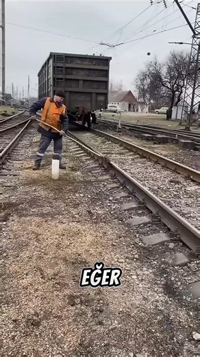 Erkan Pınaroğlu on Instagram: "Birçok kişi raylara demir konulduğunda trenin hemen duracağını sanıyor. Ama gerçek bambaşka! 🚦 Normal hatlarda tren asla bu yüzden durmaz. Peki tren garı ve depolarda nasıl oluyor da yavaşça duruyor? İşte burada devreye fren pabucu (brake shoe) sistemi giriyor. Ayrıca rayın sonundaki tampon durdurucu (buffer stop) da çarpışma anında treni güvenle durduruyor ✅. Demir yolu mühendisliğinin gizli güvenlik sistemlerini bu videoda öğreneceksiniz. 🚆✨"