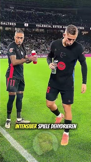 Why doesn't Ronaldo swallow the water? 🤯