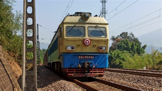 SS4 0544牵引货列出贡川站，司机友好闪灯