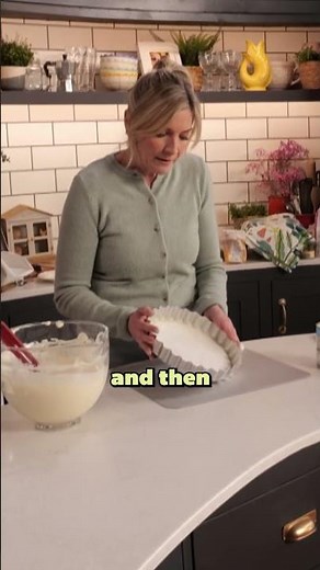 How to line and grease a cake tin (so your cake doesn't stick) 🧑‍🍳