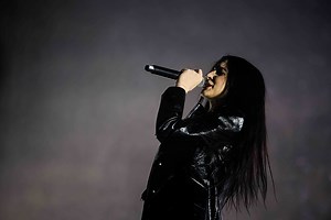 Poppy Stuns with Live Debuts in Australia