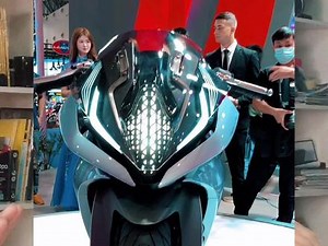 西安摩博会，杰迪发布的这款FR750价格虽合适、但外观绝不能算国内第一街车，个人更期待750仿赛#西安摩博会 #杰迪机车 #杰迪750