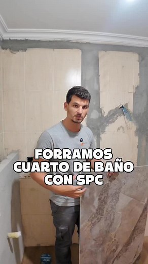 Hoy forramos este baño con paneles SPC: resistentes, rápidos de instalar y con un acabado brutal. Una forma de transformar un baño sin obras eternas y con un estilo que marca la diferencia. Si te mola este tipo de reformas, sígueme para ver más. #spc #comunidadquilosa | Guardesa de Cocinas y Baños