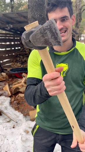 Testing out the new handle #woodsplitting #firewood #axehandle