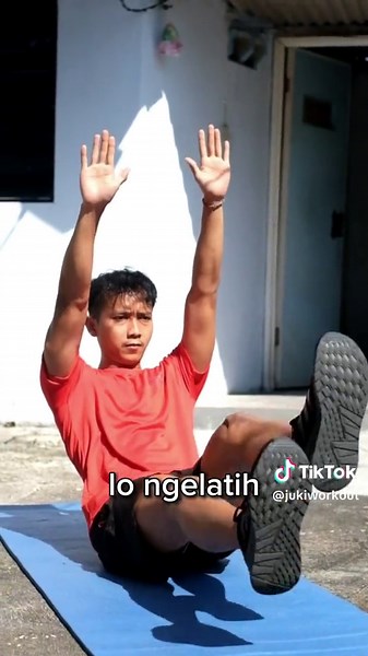 Pegel sehabis workout atau DOMS (Delayed Onset Muscle Soreness) itu wajar banget. Karena serabut otot kita dalam ukuran yang sangat kecil pada robek. Nah, robekan itu yg memicu reaksi inflamasi (semacam adaptasi tubuh) untuk membentuk otot yang lebih kuat. . Nah makanya penting banget buat ngatur jadwal, ngasih rest day, dan tidur malam hari yang cukup biar recovery otot cenderung berjalan lebih cepat. . Merujuk pada website APKI ada 3 hal yang bisa lo lakuin buat mengurangi rasa nyeri dari DOMS